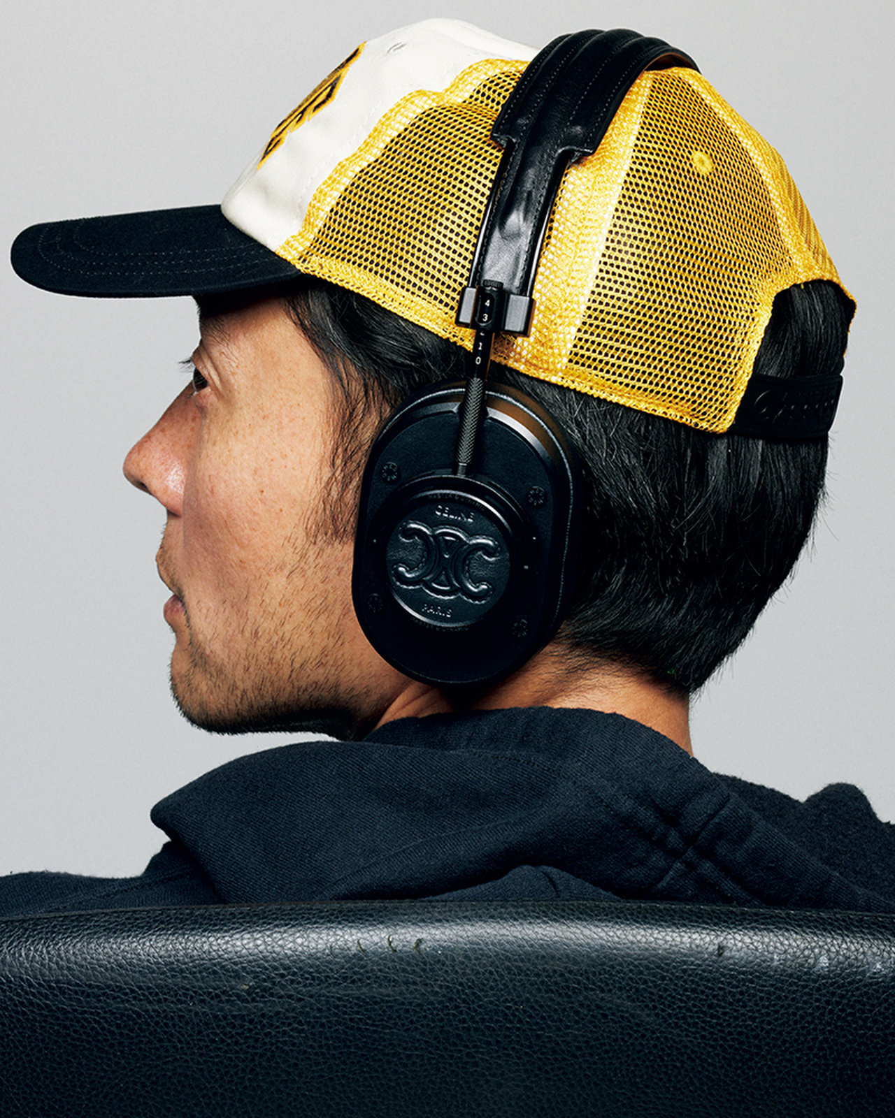 セリーヌのワイヤレスヘッドフォン】機内が自分だけの空間に | UOMO