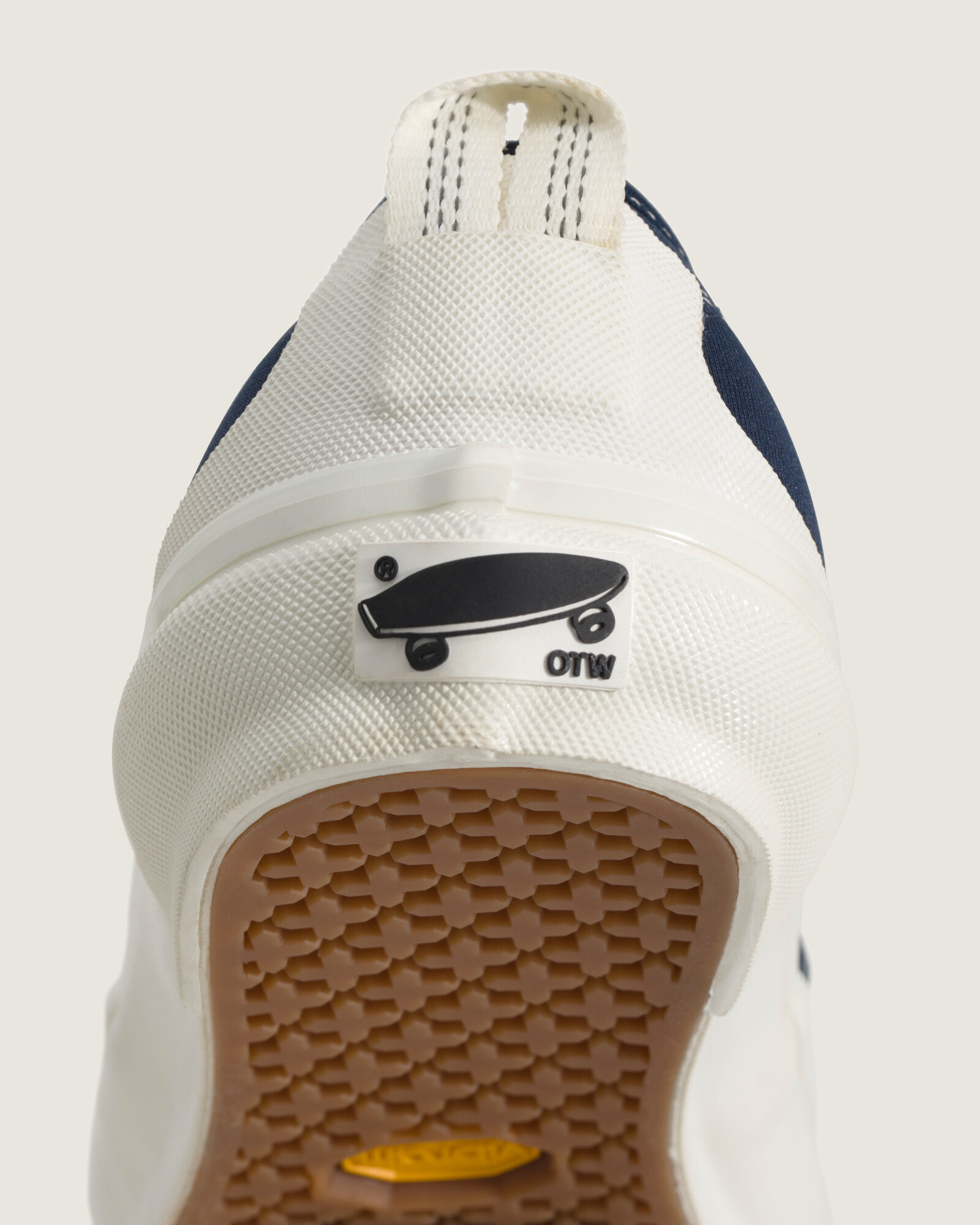 OTW オーセンティック ジップ VIBRAM| VANS（ヴァンズ）公式ストア