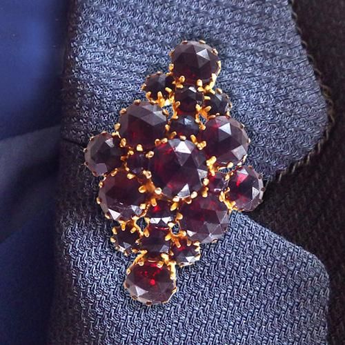 AUSTRIA オーストリア ガーネットカラーのブローチ