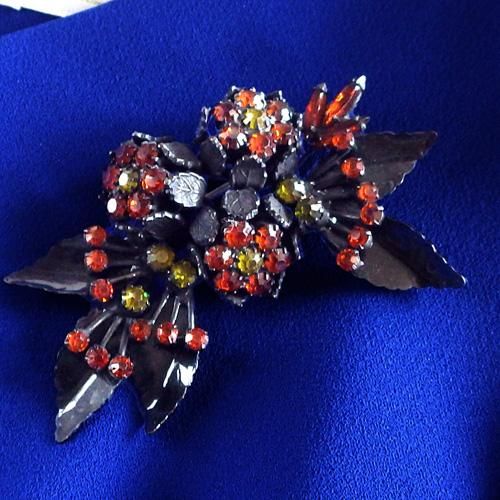 VENDOME ヴァンドーム オレンジのお花のブローチ | ブラックの葉っぱに