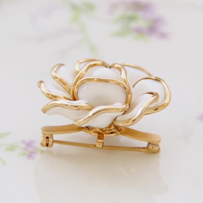 Trifari トリファリ ゴールドトーン ミルクガラス ホワイトフラワー