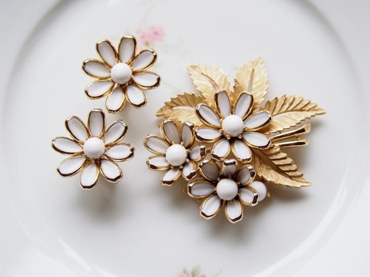 Trifari トリファリ ゴールドトーン ミルクガラスのデイジーのブローチ