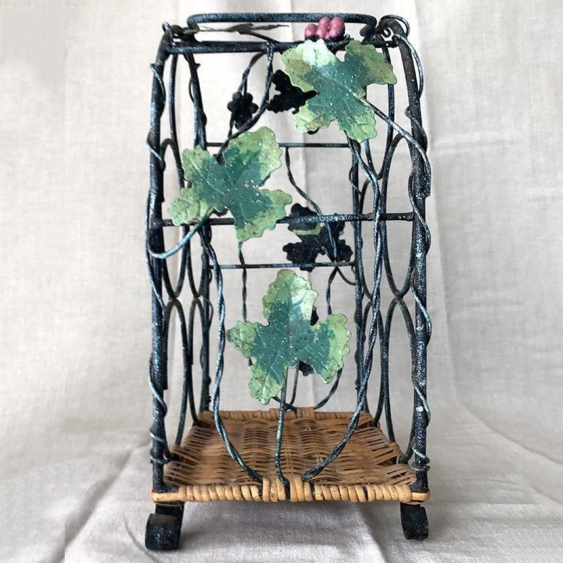 存在感あるアイアン製葡萄棚モチーフワインラック