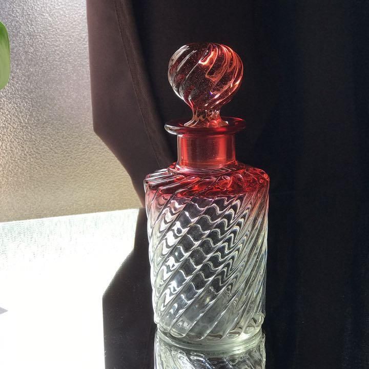 アンティークバカラ香水瓶 赤色グラデーションの優雅な特大サイズ