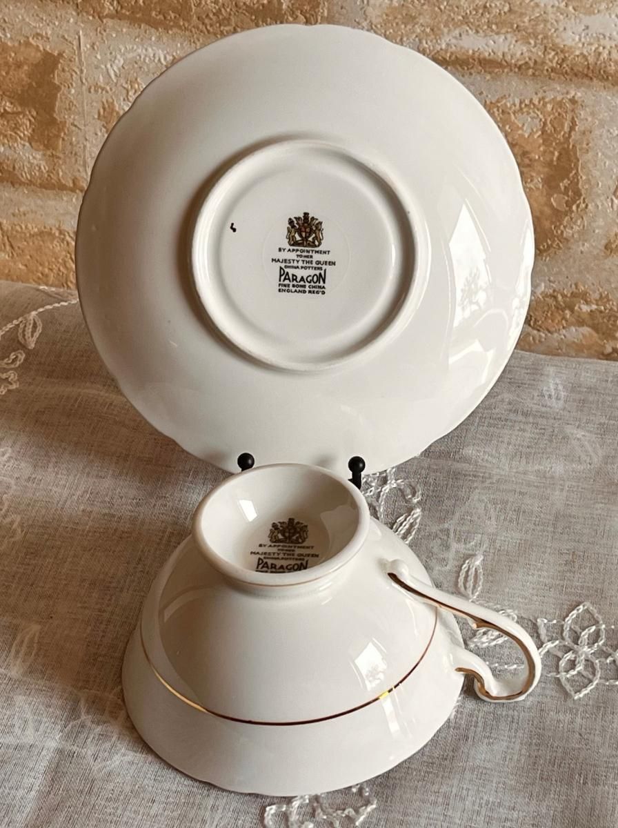 英国製パラゴンの華やかなカップとソーサー