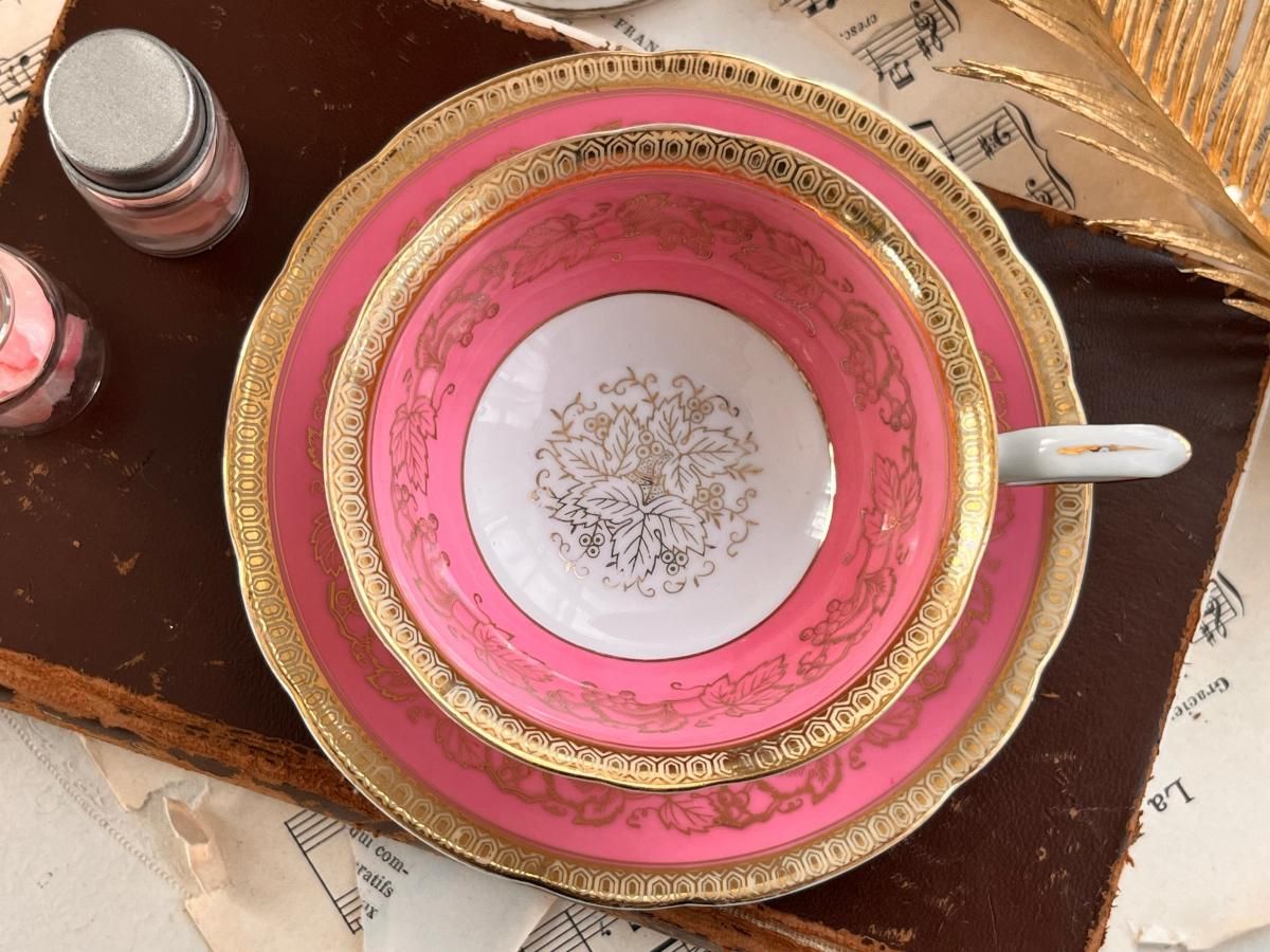 繊細な金彩シャフォード製ローズピンクカップ&ソーサー