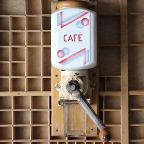 フランス製1930年代壁掛けコーヒーミルのエレガントな存在感