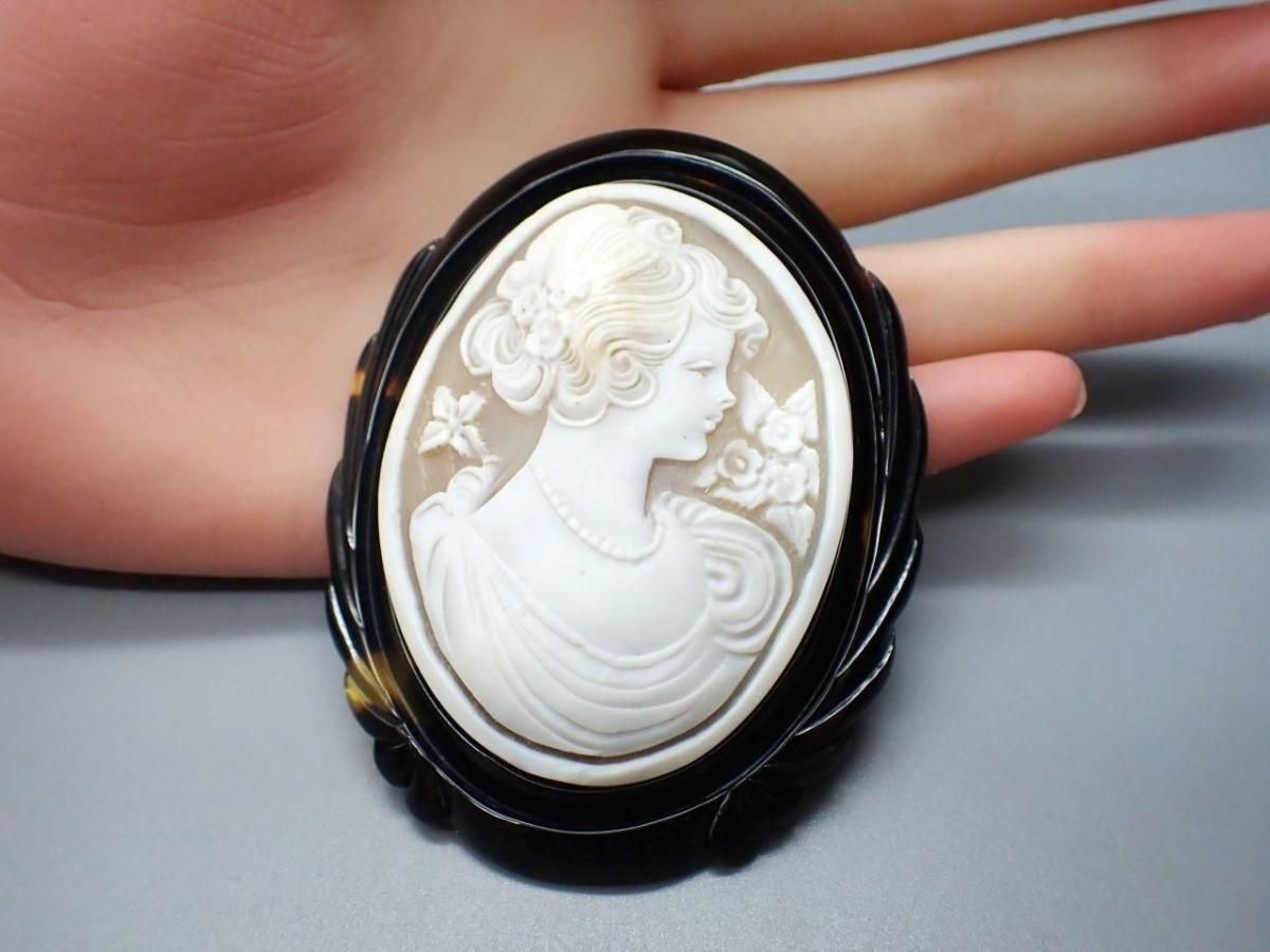 本べっ甲とシェルカメオの大きな手彫りブローチ兼ペンダント