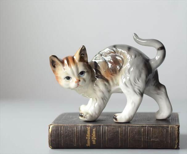 フランス製ヴィンテージ白磁器猫フィギュア可憐な佇まい