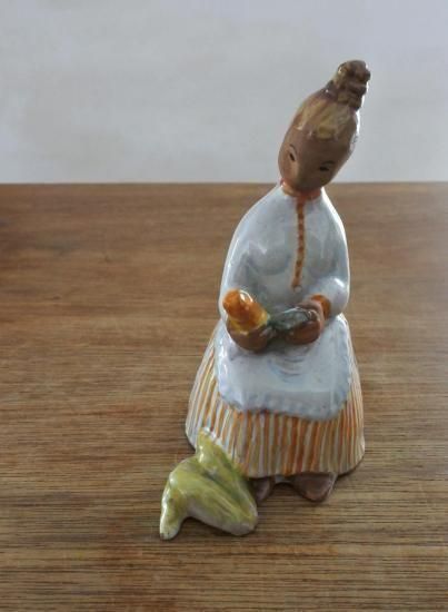 ヴィンテージ ハンガリー製 トウモロコシをむく少女 陶器人形
