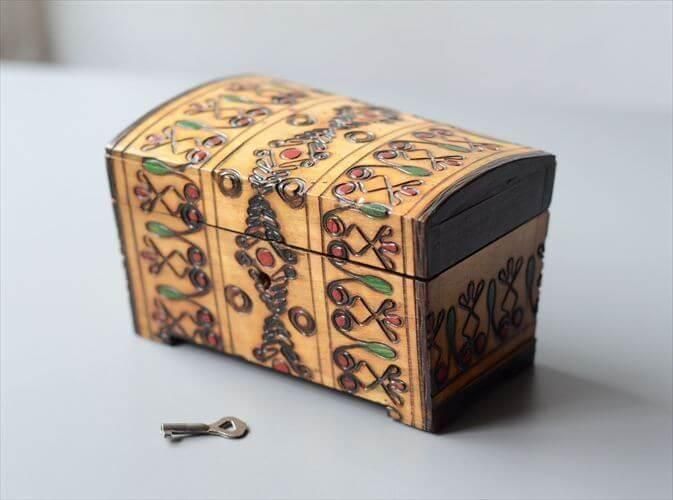 ドイツから 鍵付きの総柄の木箱 ウッドボックス 什器 おしゃれ収納