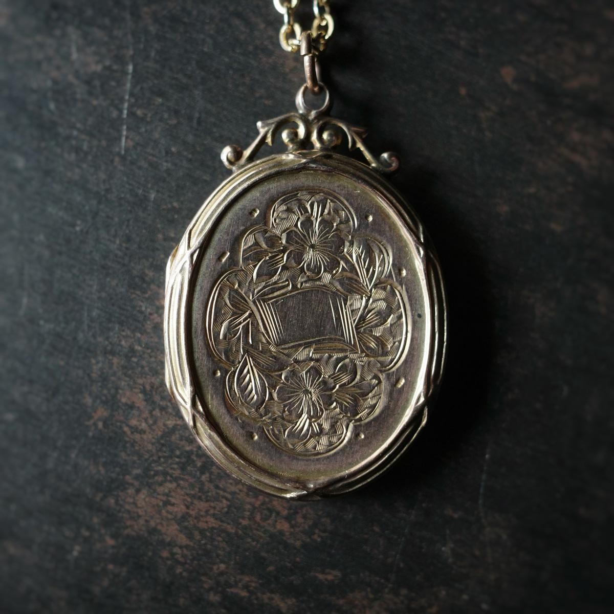 ヴィクトリアン メタル ロケット ペンダント ネックレス（Victorian