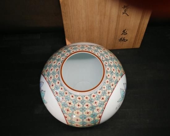 十四代柿右衛門 酒井田 正 作 錦蝶々地紋花瓶 (共箱入) 国家重要無形