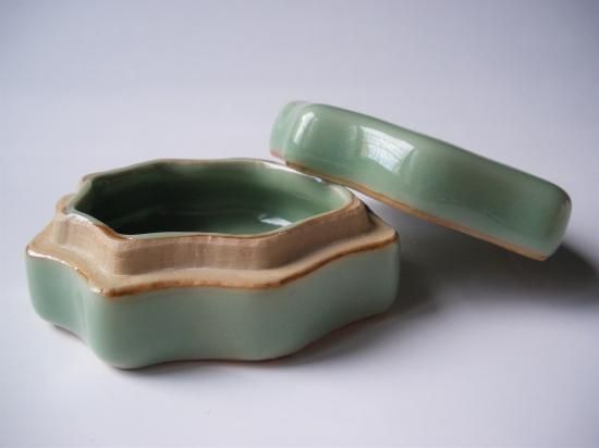 青磁 一葉香合 (共箱) 二代 三浦竹泉 - 茶道具販売 栗林園