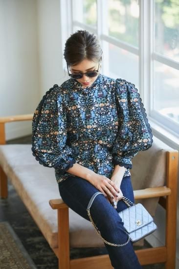 スカラッププリントブラウス(ネイビー) - seventen