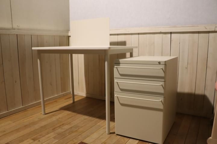 人気の無印良品(MUJI)よりシステムデスク/パーティション付です