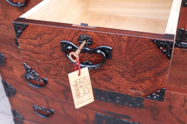 岩手の伝統工芸家具、岩谷堂箪笥 欅材を使用した漆塗り4段・6杯