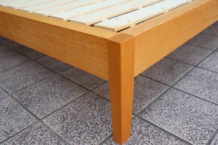 人気の無印良品(MUJI)のタモ材 ダブルベッドフレームです。スッキリと
