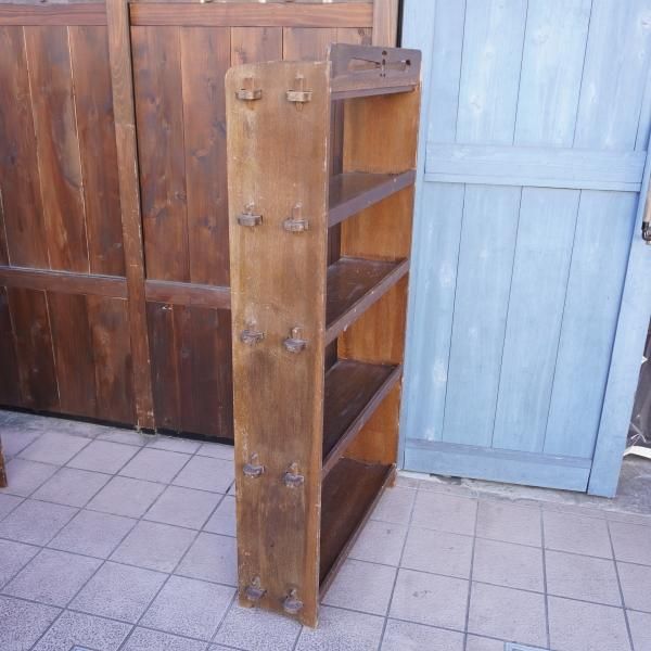 昭和レトロなヴィンテージ ブックシェルフです。使い込まれた風合いが