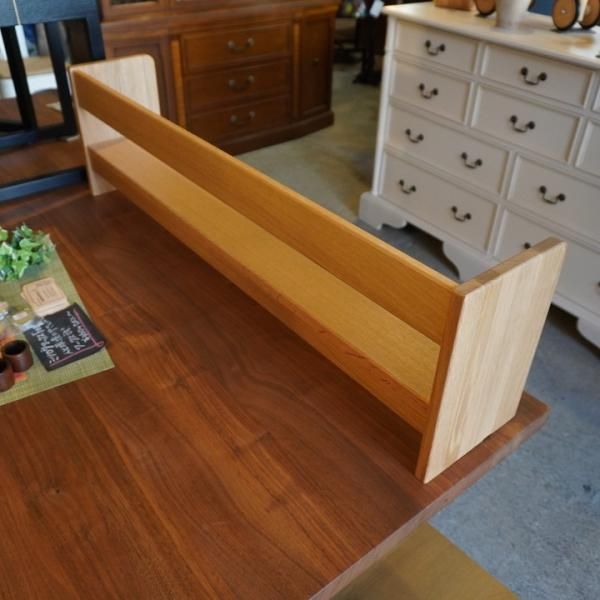 人気の無印良品(MUJI)のオーク無垢材デスク用上置き棚です。オーク無垢