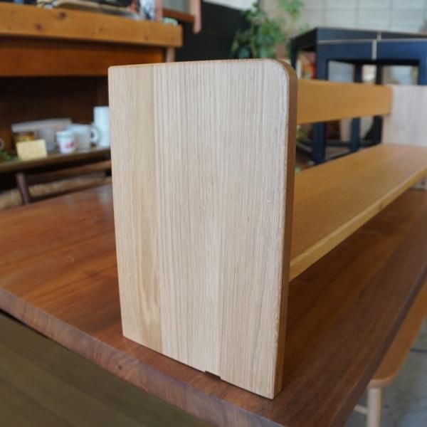 人気の無印良品(MUJI)のオーク無垢材デスク用上置き棚です。オーク無垢