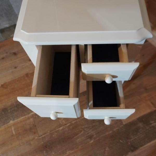 Francfranc(フランフラン)の白を基調とした可愛らしいリリオドレッサー