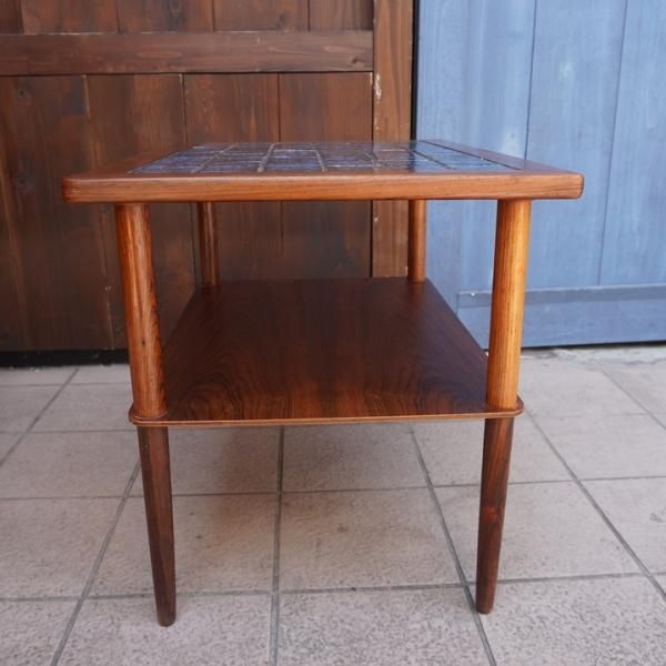 デンマーク製のローズウッド材タイルトップのサイドテーブルです