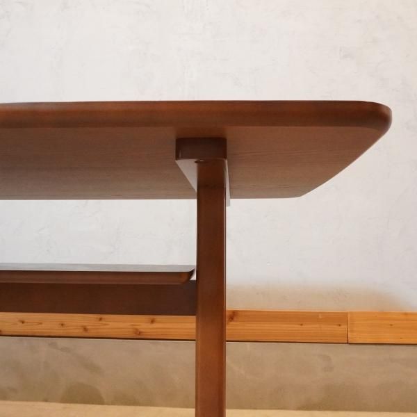 人気のkarimoku60(カリモク60) カフェテーブル1200です。ソファに座り