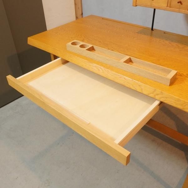 北海道のTAKUMI KOHGEI(匠工芸)のオーク無垢材 デスクです。天然木の