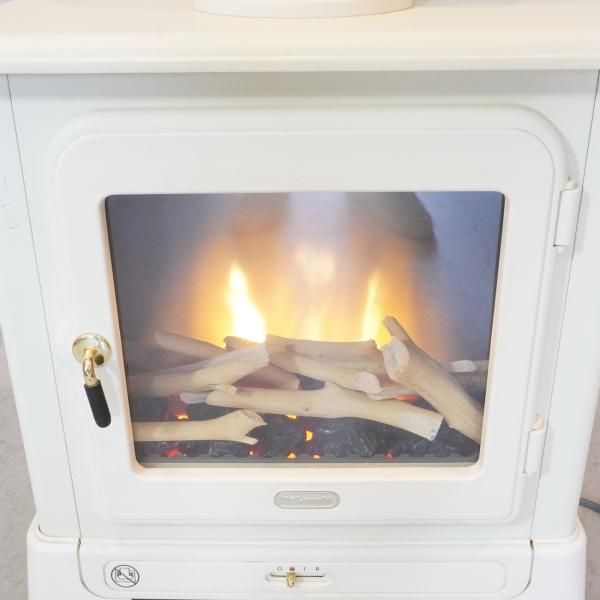 DeLonghi(デロンギ)の暖炉型電気ファンヒーターです。暖炉のある暮らし