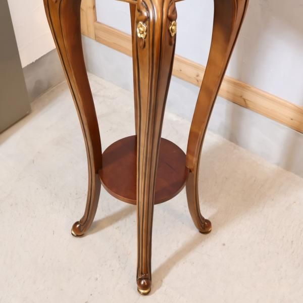 花の装飾が気品のある雰囲気のアンティーク フラワースタンドです