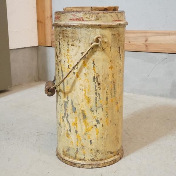 木製の蓋が付いたヴィンテージ感溢れるバケツです。シャビーテイストの