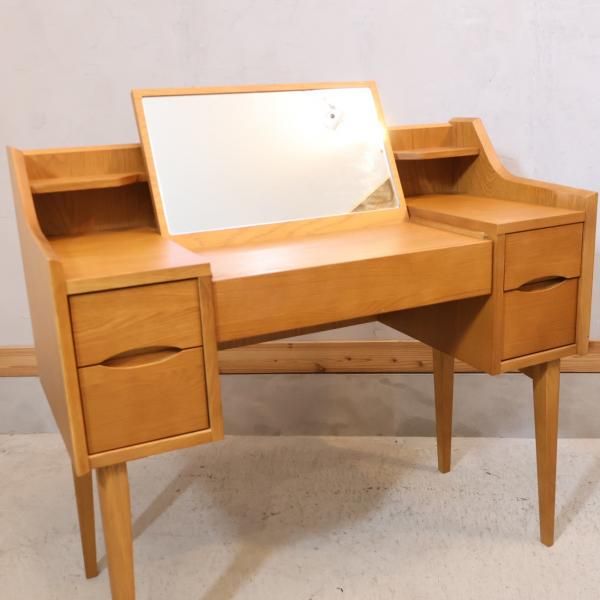 unico(ウニコ)のSIGNE(シグネ)シリーズのドレッサーです。オーク材の