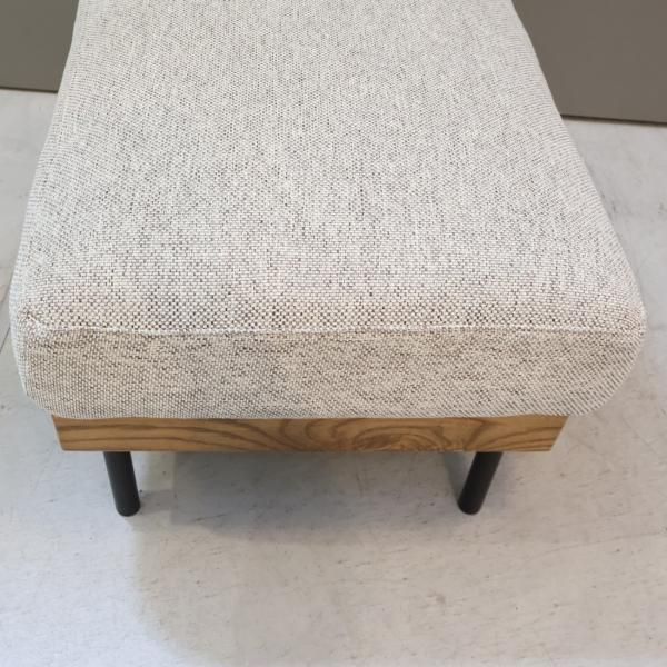 unico(ウニコ)のTREL(トレル)カバーリングオットマンです。脚には