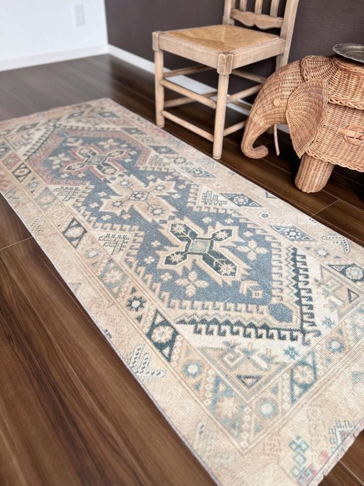 クリームベース ペールグレーのヴィンテージトルコラグ 雅姫さん No