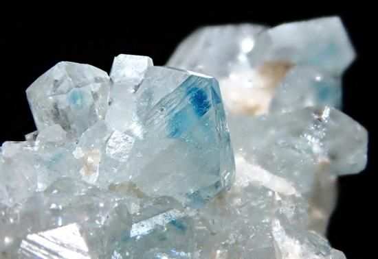 ユークレース 原石(クラスター) 19.53mm - 宝石ルースをお値打ちに販売