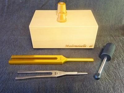 444Hzチューナー2本＆音叉箱セット」 - マドモアゼル・愛公式ショップ