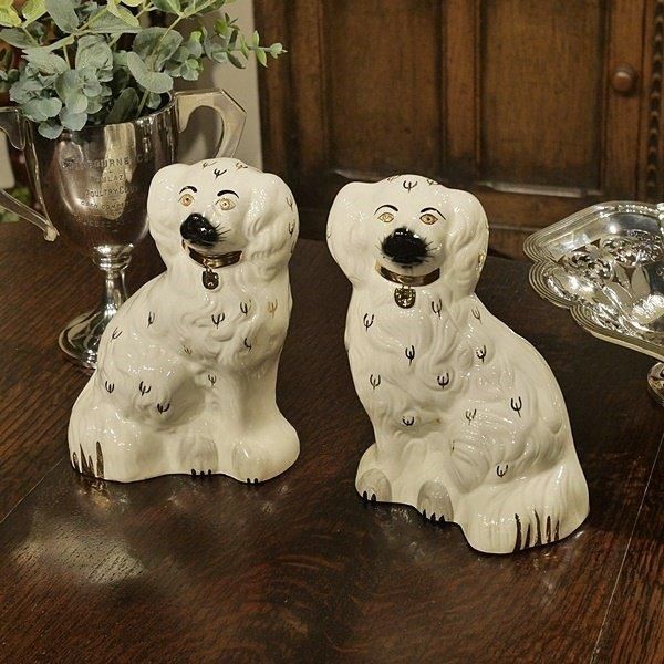 英国イギリスアンティーク スタッフォードシャードッグ 犬 置物 磁器製