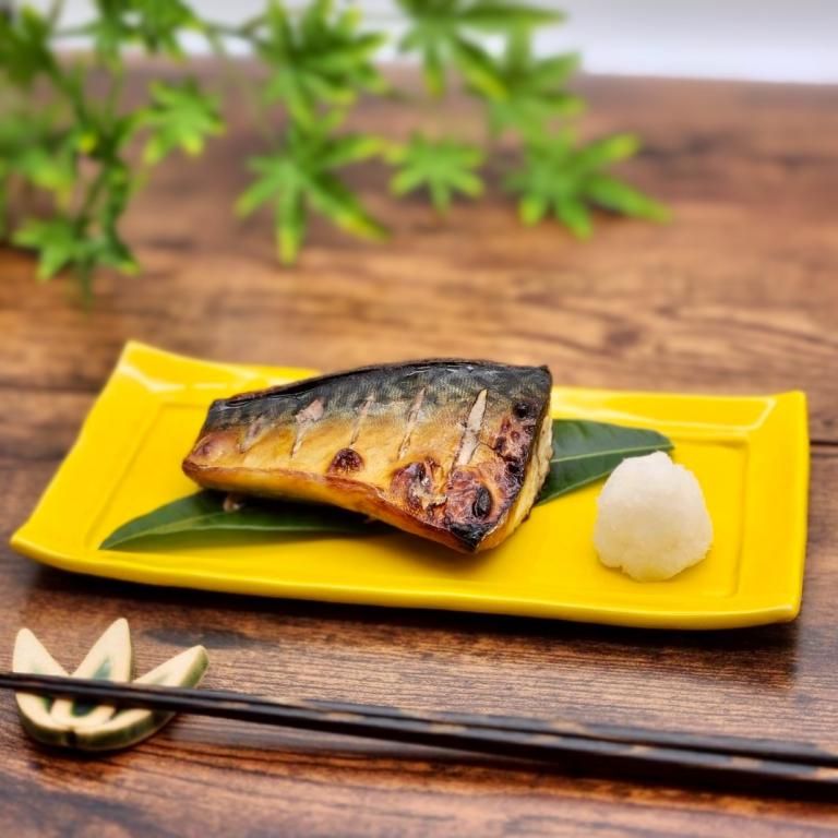 銀製小皿 中央に黄色い模様 約29G 銀製小皿 中央に黄色い模様 約29G