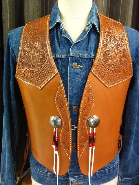 オリジナルベスト V-M 【部分+胸カービング+鹿ひもビーズ】 - 革屋