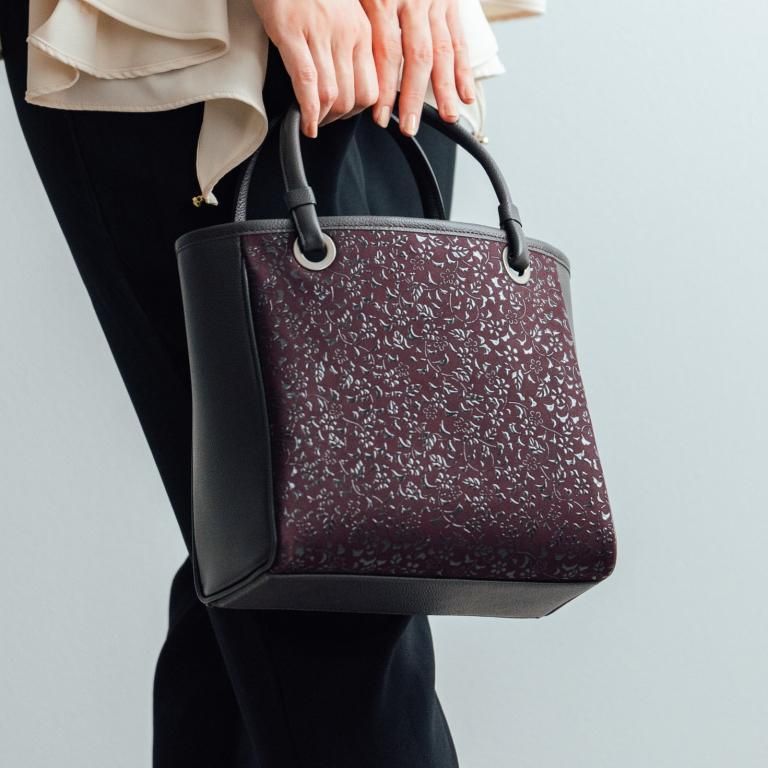 17ハンドバッグ［紫地×黒漆×小花唐草］：印傳屋公式オンラインショップ