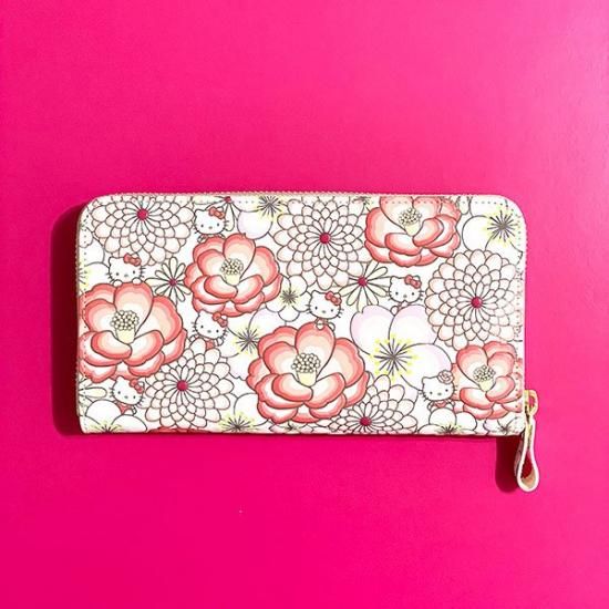 これはすごい、、、ハローキティの幸せあふれるお財布。文庫皮に友禅染