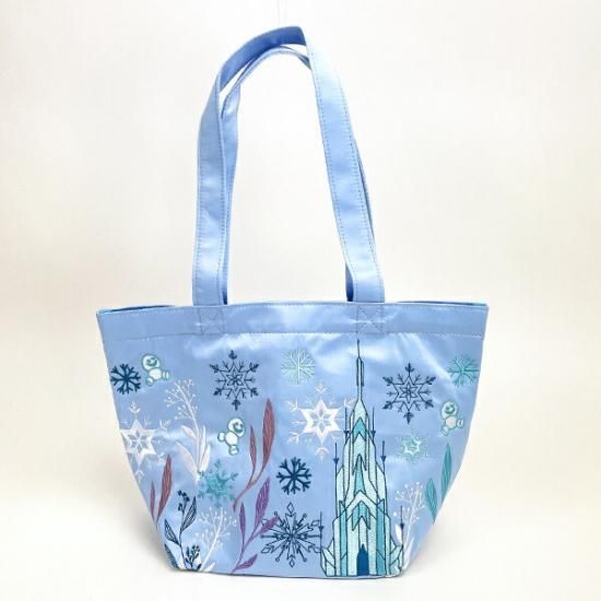 繊細で美しい刺繍がアナ雪の世界観にマッチ。エルサになった気分が