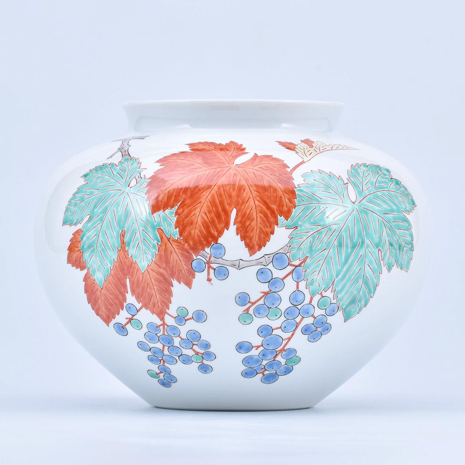 濁手 葡萄文花瓶 | 酒井田柿右衛門 - 有田焼のまるぶんオンライン