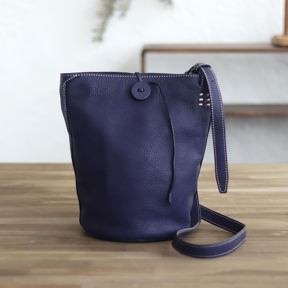 送料無料】 本牛革斜め掛けレザーショルダーバッグ hana ネイビー