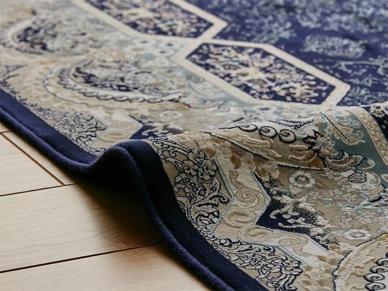 デザインが浮き立つ豪華な織。世界最高レベルの超高密度で織られた