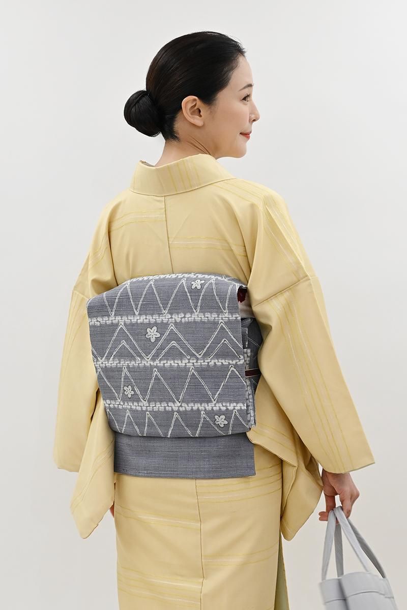 銀座【H-0761】絽紬地 開き染名古屋帯 鳩羽鼠色 横段に花文 - 銀座