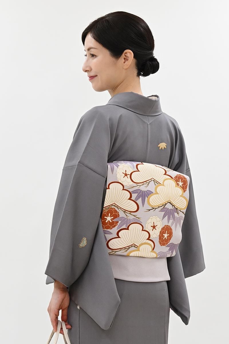 銀座【H-0897】縮緬地 染名古屋帯 牡丹鼠色 松竹梅の図 - 銀座きもの