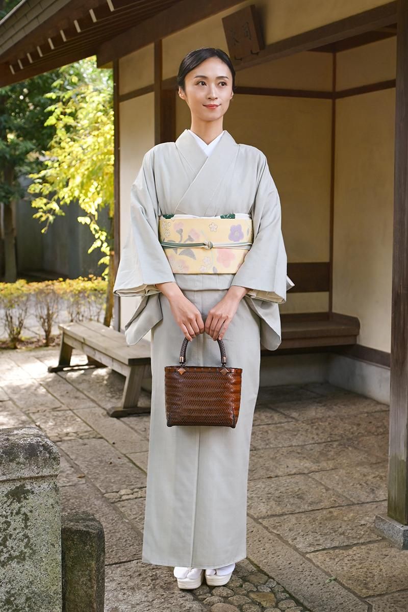 銀座【着物4714】本場結城紬 絹鼠色 無地（反端証紙付）:身丈163.5/裄