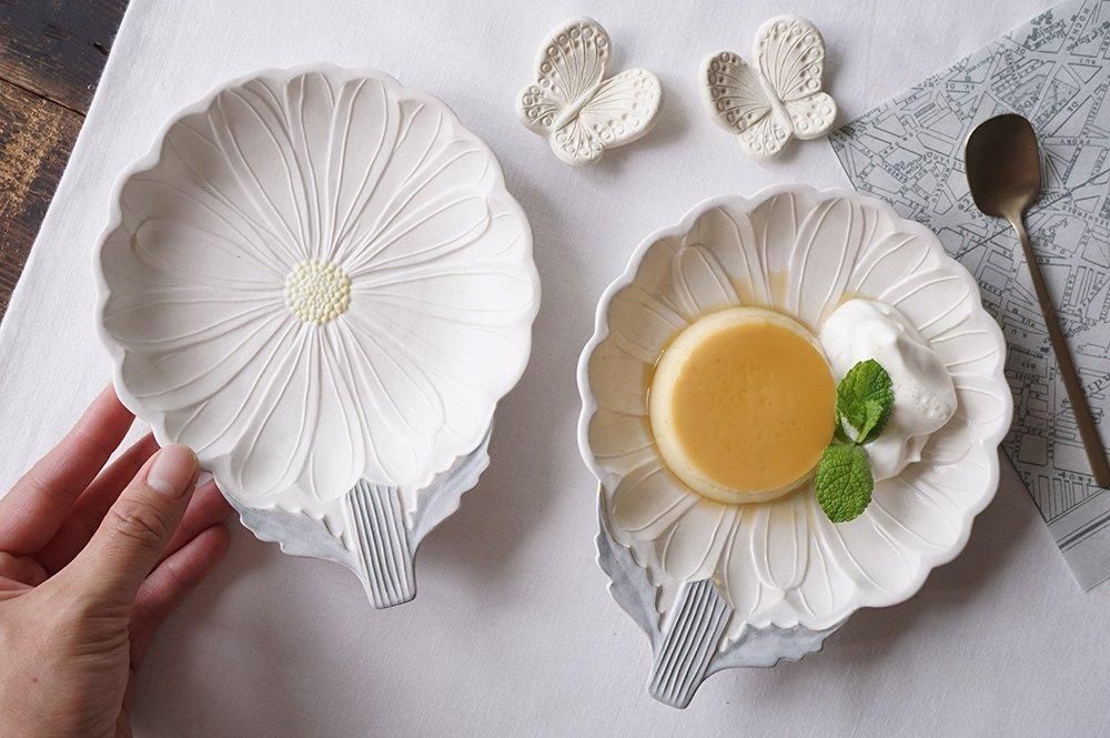 ニ40 茎と葉のついたマーガレット皿（蝶々のおまけ付き） - 益子焼の